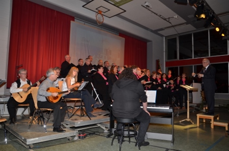 Der Chor singt Eleni mit Quintett vom Mandolinen- und Gitarrenverein